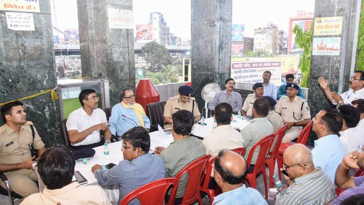 जिलाधिकारी और एसएसपी ने रामनवमी को देखते हुए महावीर मंदिर में बैठक की. विधि-व्यवस्था संधारण के दृष्टिकोण से सभी प्रशासनिक तैयारी सुनिश्चित करने का निर्देश दिया गया. इस दौरान आचार्य किशोर कुणाल भी उपस्थित रहे.