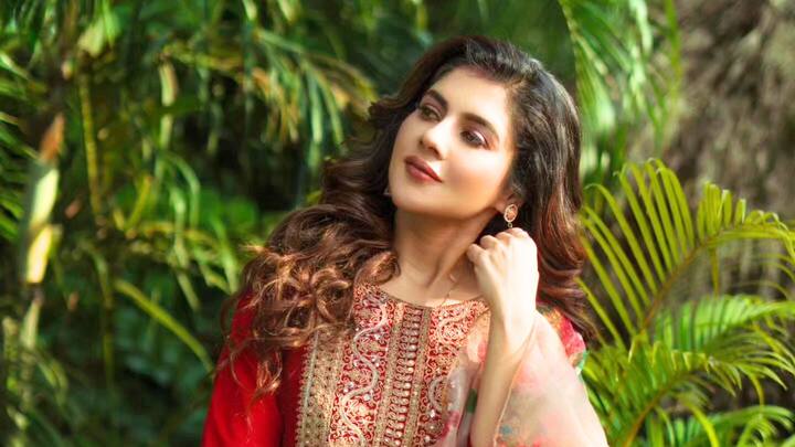 উত্তরে সৌরভ বলেন, 'নাহ সেটা হবে না। হ্যাঁ আমিও তার জন্য কিছু প্রশ্ন সাজাব বটে, কিন্তু পৃথিবী এদিক ওদিক হবে না মোটেই।'