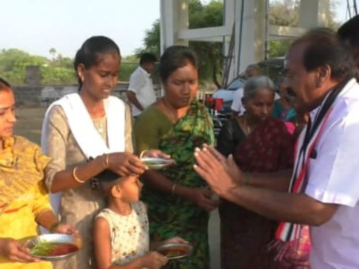 கரூரில் மாட்டு வண்டி ஓட்டி வாக்காளர்களிடம் வாக்கு சேகரித்த முன்னாள் அமைச்சர்