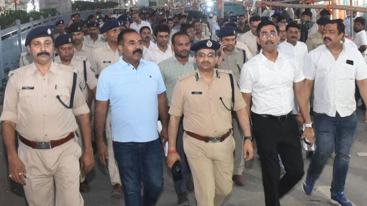 वहीं दूसरी ओर रामनवमी को देखते हुए पटना के जिलाधिकारी और एसएसपी ने पटना जंक्शन, महावीर मंदिर, वीर कुंवर सिंह पार्क एवं आसपास के क्षेत्रों में पैदल भ्रमण किया. अतिक्रमण और यातायात प्रबंधन का जायजा लिया गया.