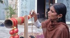 पीलीभीत की महिला कारीगर ने बनाई 56 इंच की बांसुरी, पीएम मोदी को करना चाहती हैं भेंट