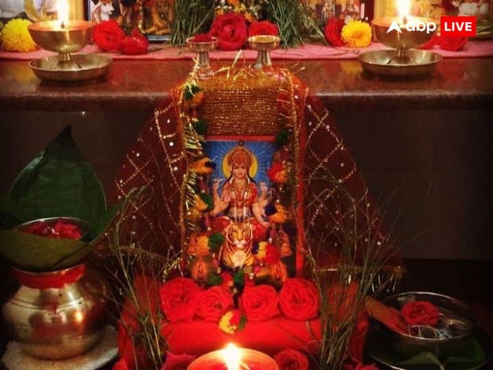 जल्द ही नवरात्रि की शुरूआत हो रही है. नवरात्रि में मां दुर्गा देवी के नौ रूपों की आराधना की जाती है. इस दौरान अगर आप अपने घर में नवरात्रि से जुड़े वास्तु टिप्स का पालन करें, तो आपको निश्चित ही शुभ फल की प्राप्ति होगी.