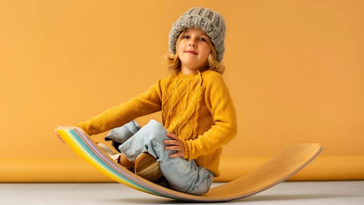 आर्ट और क्राफ्ट: बच्चों को आर्ट और क्राफ्ट की गतिविधियों में शामिल करें. यह उनकी रचनात्मकता को बढ़ावा देने के साथ-साथ मोटर स्किल्स को भी सुधारता है.