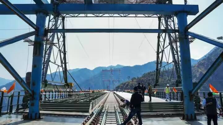 બ્રિજ બનાવવા માટે 93 ડેકનો ઉપયોગ કરવામાં આવ્યો છે, જેમાંથી દરેકનું વજન 85 ટન છે. આ ડેક ધીમે ધીમે પુલના બંને ભાગોમાંથી સ્ટીલની કમાનો પર ફીટ કરવામાં આવે છે. ડેક તે વસ્તુ કહેવાય છે જે પુલની ટોચ પર નાખવામાં આવે છે, જેથી તેના પર પાટા બિછાવી શકાય.