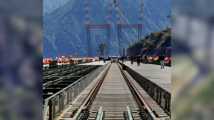 રેલવે દ્વારા બનાવવામાં આવેલ ચિનાબ પુલ પર ભૂકંપ પણ બિનઅસરકારક રહેશે, ના તો વિસ્ફોટોથી તેની અસર થશે. ચિનાબ બ્રિજ બ્લાસ્ટ પ્રૂફ છે. એટલું જ નહીં પરંતુ આટલી ઉંચાઈ પર હોવા છતાં તે 266 કિલોમીટર પ્રતિ કલાકની ઝડપે ફૂંકાતા પવનનો સામનો કરી શકે છે.