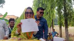 Mahua Moitra: হাতে নিলেন ড্রয়িং খাতা, আবদার মেটাতে মহুয়া তুললেন সেলফি