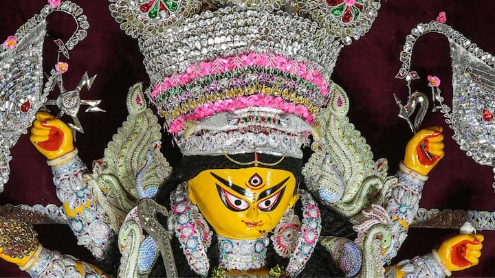 কার্তিক বা স্কন্দের মাতা হিসেবে পঞ্চম রাতে পূজিত হন দেবী স্কন্দমাতা। তাঁকে উদারতা, বীরত্ব ও মাতৃপ্রেমের প্রতীক হিসেবে ধরা হয়। প্রতীকী ছবি। সৌজন্য -পিটিআই