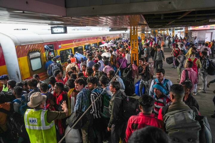 जिस यात्री की टिकट कंफर्म नहीं होती है वो तत्काल टिकट लेता है, ऐसे में एक बार में ज्यादा से ज्यादा चार तत्काल टिकट बुक करवाई जा सकती है.