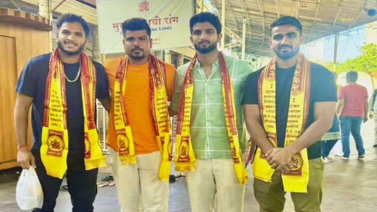 RCB players karan sharma prabhu desai visited Shree Siddhivinayak Temple ahead of their match against Mumbai Indians IPL RCB: 