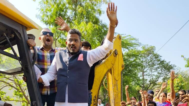 Indore Congress candidate Akshay Kanti Bam opposes nagar nigam action ANN Indore News: नगर निगम की कार्रवाई के खिलाफ कांग्रेस प्रत्याशी का प्रदर्शन, JCB पर चढ़कर जताया विरोध