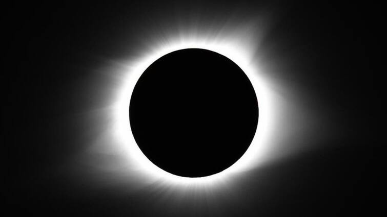The first solar eclipse of the year will occur today April 8 today's appearance is reported as total solar eclipse Solar Eclipse: இன்று தோன்றும் முழு சூரிய கிரகணம்.. உலகில் எந்த பகுதியில் மக்கள் இதனை காணலாம்?