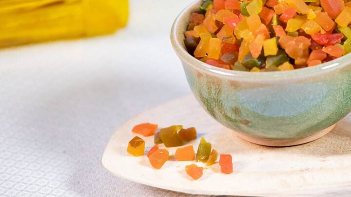 যেসব রঙের টুটি ফ্রুটি তৈরি করতে চাচ্ছেন সেগুলো আলাদা আলাদা পাত্রে নিন। সেদ্ধ করা কিউবগুলো ভাগ করে নিয়ে রঙের পাত্রে রং মেশানোর জন্য দিন। এভাবে রেখে দিন কয়েক ঘণ্টা। ব্যস তাহলেই রেডি।