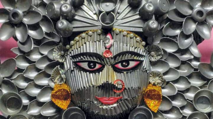 সিংহের উপরে বসে চার হাতে আর্শীবাদী মুদ্রা রূপ ধারণ করে নবম রাতে পূজো হয় মা সিদ্ধিদাত্রীর। তাঁকে সর্বক্ষেত্রে সিদ্ধিদানকারী দেবী হিসেবে মানার পাশাপাশি ভক্তরা মনে করেন দেবী সন্তুষ্ট হলে সংসারে আসে সুখ ও সমৃদ্ধি। (প্রতীকী ছবি) সৌজন্য- পিটিআই