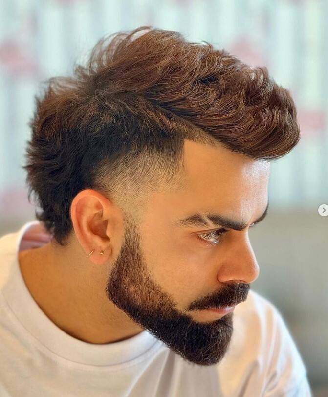 ਦਿੱਗਜ ਕ੍ਰਿਕਟਰ ਅਕਸਰ ਆਪਣੀ ਪੇਸ਼ੇਵਰ ਅਤੇ ਨਿੱਜੀ ਜ਼ਿੰਦਗੀ ਨੂੰ ਲੈ ਕੇ ਸੁਰਖੀਆਂ 'ਚ ਰਹਿੰਦੇ ਹਨ। ਦੋ ਬੱਚਿਆਂ ਦੇ ਪਿਤਾ ਨੇ ਹਾਲ ਹੀ ਵਿੱਚ ਆਪਣੇ ਵਾਲਾਂ ਦੇ ਸਟਾਈਲ ਅਤੇ ਆਪਣੀਆਂ ਭਰਵੀਆਂ 'ਤੇ ਕੱਟ ਦੇ ਕਾਰਨ ਇੰਟਰਨੈਟ ਉੱਪਰ ਤਹਿਲਕਾ ਮਚਾ ਦਿੱਤਾ ਹੈ। ਹੁਣ ਉਨ੍ਹਾਂ ਨੇ ਇਹ ਲੁੱਕ ਦੇਣ ਵਾਲੇ ਮਸ਼ਹੂਰ ਹੇਅਰ ਸਟਾਈਲਿਸਟ ਬਾਰੇ ਅਤੇ ਇਸ ਕੱਟ ਦੀ ਕੀਮਤ ਬਾਰੇ ਗੱਲ ਕੀਤੀ ਹੈ।