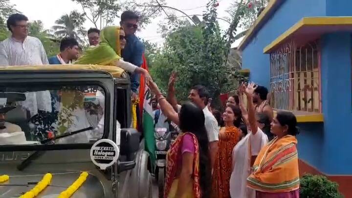 কেউ কেউ আবার অটোগ্রাফের আবদারও করেছিল। সেই আবদার মেনে অটোগ্রাফ দিয়েছেন মহুয়া মৈত্র। প্রার্থীকে দেখতে রাস্তার পাশে ভিড় জমিয়েছিলেন উৎসাহীরা