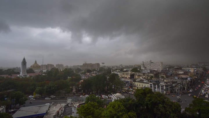 राष्ट्रीय राजधानी में रविवार (7 अप्रैल) को अधिकतम तापमान 35.6 डिग्री सेल्सियस दर्ज किया गया, जो इस मौसम के औसत तापमान से एक डिग्री अधिक है.