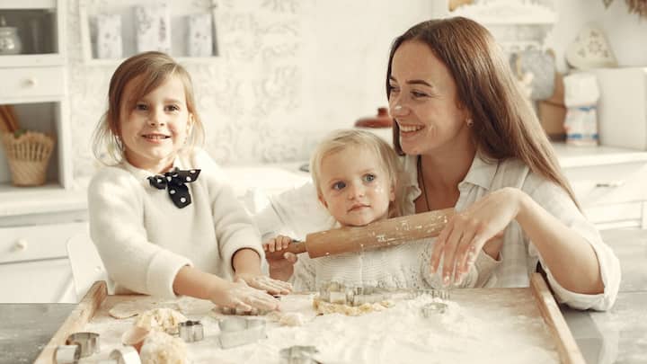 खेलकूद: बाहरी गतिविधियाँ जैसे साइकिलिंग, फुटबॉल, बैडमिंटन आदि में बच्चों की रुचि बढ़ाएं. ये उन्हें फिजिकली फिट रखने के साथ-साथ सामाजिक कौशल भी सिखाएंगे.