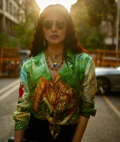 Malavika Mohanan Photos : காட்டு ராணி கோட்டையிலே கதவுகள் இல்லை.. புது லுக்கில் அசால்ட் செய்த மாளவிகா மோகனன்!