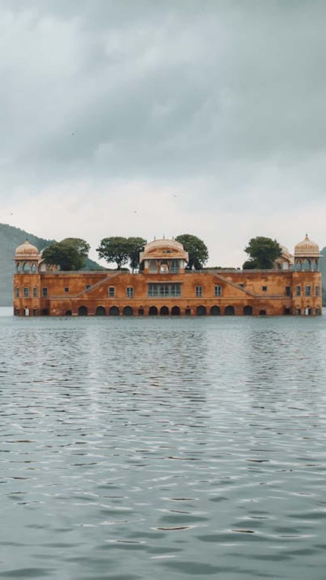 जयपुर के मानसागर झील के बीच में