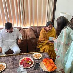 PHOTO : आतापर्यंत दुश्मनी पाहिली, आता अजितदादांसोबतची दोस्ती पाहा; विजय शिवतारे-सुनेत्रा पवारांच्या भेटीत काय घडलं?