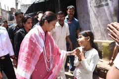 In Pics: पत्नियों ने संभाला मोर्चा, चुनाव प्रचार में जुटीं प्रियदर्शिनी राजे सिंधिया और प्रियानाथ, देखें तस्वीरें