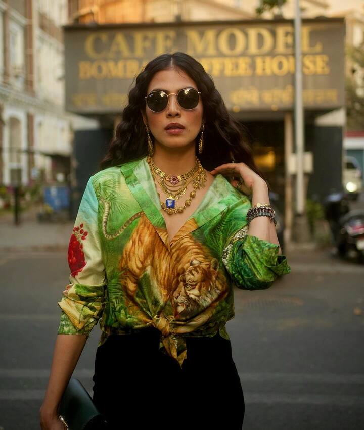 మాలచ్చిమి... ఈ మోడ్రన్ మాలచ్చిమి ఎవరో గుర్తు పట్టారా? ఇంకా లేదా? రెబల్ స్టార్ ప్రభాస్ 'రాజా సాబ్' సినిమాలో ఓ కథానాయికగా నటిస్తున్న మలయాళ ముద్దుగుమ్మ మాళవికా మోహనన్. (Image Courtesy: malavikamohanan_ / Instagram)