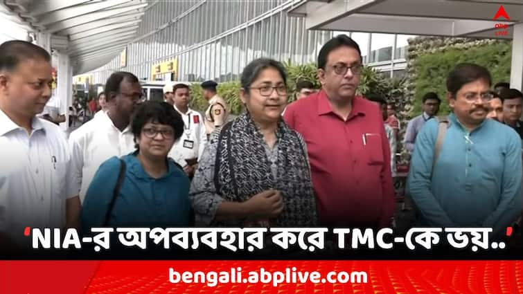 Bhupatinagar NIA Attacked, Allegation of misuse of NIA against BJP Government , Dola Sen Santanu Sen TMC Delegation going to EC Bhupatinagar NIA Attacked: BJP-NIA যোগসাজসের অভিযোগে কমিশনে TMC, বিমানবন্দরে ক্ষোভপ্রকাশ দোলা-শান্তনুদের