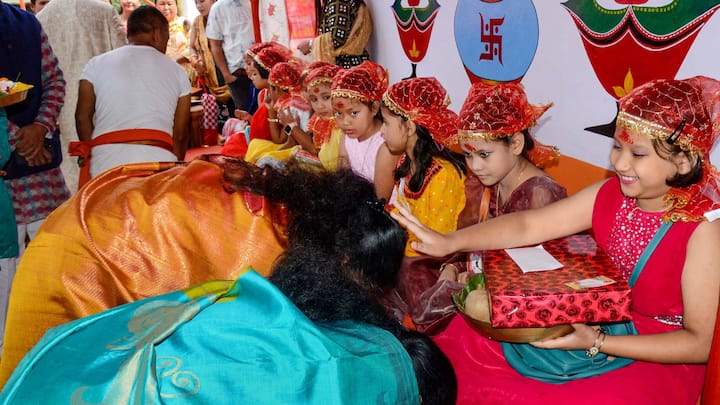 সপ্তম রাতে পুজো করা দেবী কালরাত্রির। শুভঙ্করিণী নামেও পূজিত এই দেবীকে হিন্দুরা দুষ্ট বা অশুভ শক্তিকে দমন করে শুভফল দান করেন বলেই বিশ্বাস সনাতন ধর্মাবলম্বীদের। (প্রতীকী ছবি) সৌজন্য-পিটিআই