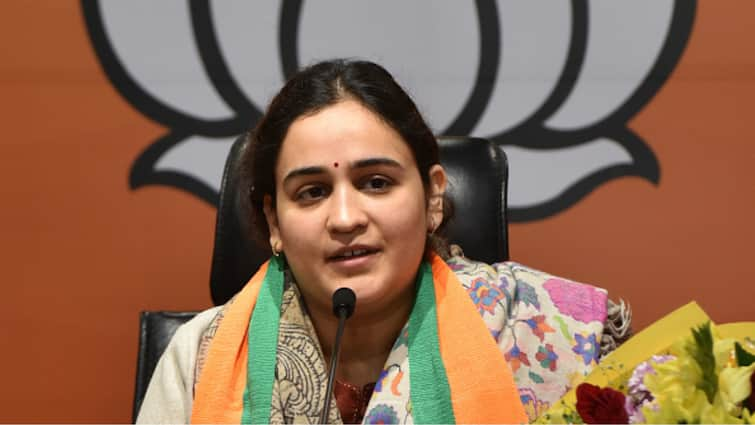 Uttar Pradesh Politics Aparna Yadav Angry BJP Sends Yogi Cabinet Minister To Placate her Uttar Pradesh: BJP Sends Yogi Cabinet Minister To Placate Aparna Yadav