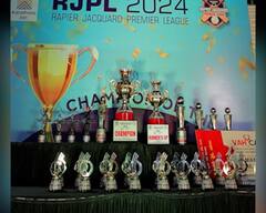 Rupala Photos: વિવાદો વચ્ચે રૂપાલાની જોરદાર બેટિંગ, સુરતમાં ક્રિકેટરો સાથે ક્રિકેટ મેચ રમતી તસવીરો આવી સામે.....