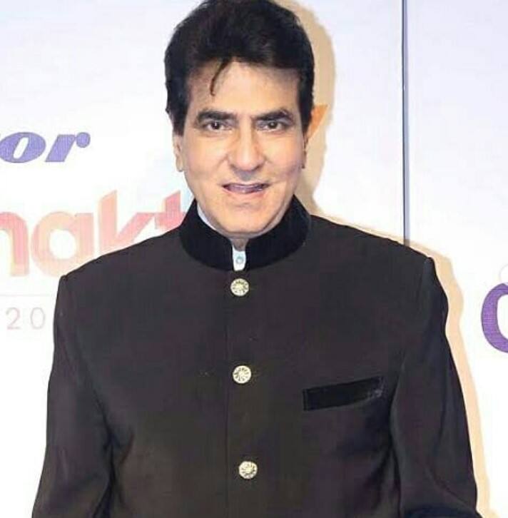 अब सवाल उठता है कि जॉबलेस होकर भी जीतेंद्र कैसे करोड़ों कमा रहे हैं तो बता दें कि दिग्गज अभिनेता अपने प्रोडक्शन हाउस से मोटी कमाई करते हैं.