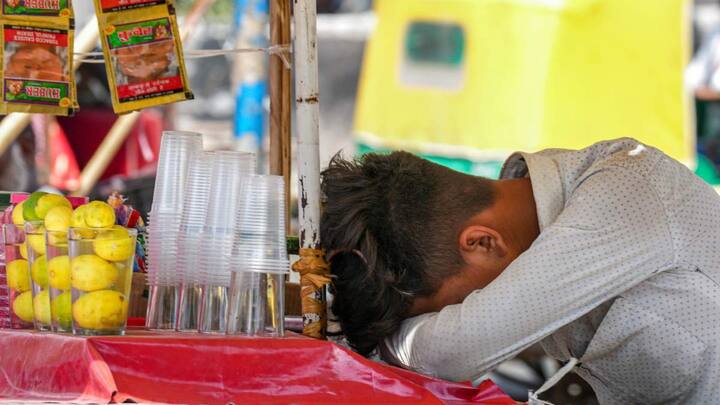 दिल्ली मानक वेधशाला सफदरजंग के मुताबिक दिल्ली में  सोमवार को न्यूनतम तापमान 17.4 डिग्री सेल्सियस दर्ज किया गया, जो इस मौसम के औसत तापमान से तीन डिग्री कम है.