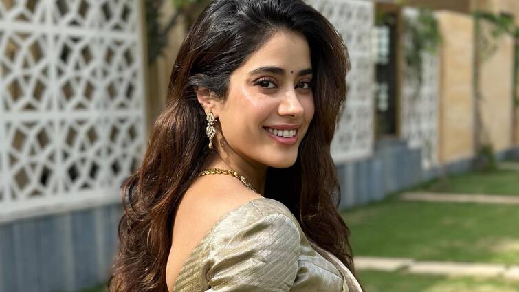 Janhvi Kapoor Visits Shree Siddhivinayak Temple On Gudi Padwa, Watch Video Of Janhvi Walking Barefoot Janhvi Kapoor Walks Barefoot To Siddhivinayak Temple On Gudi Padwa, Watch Video