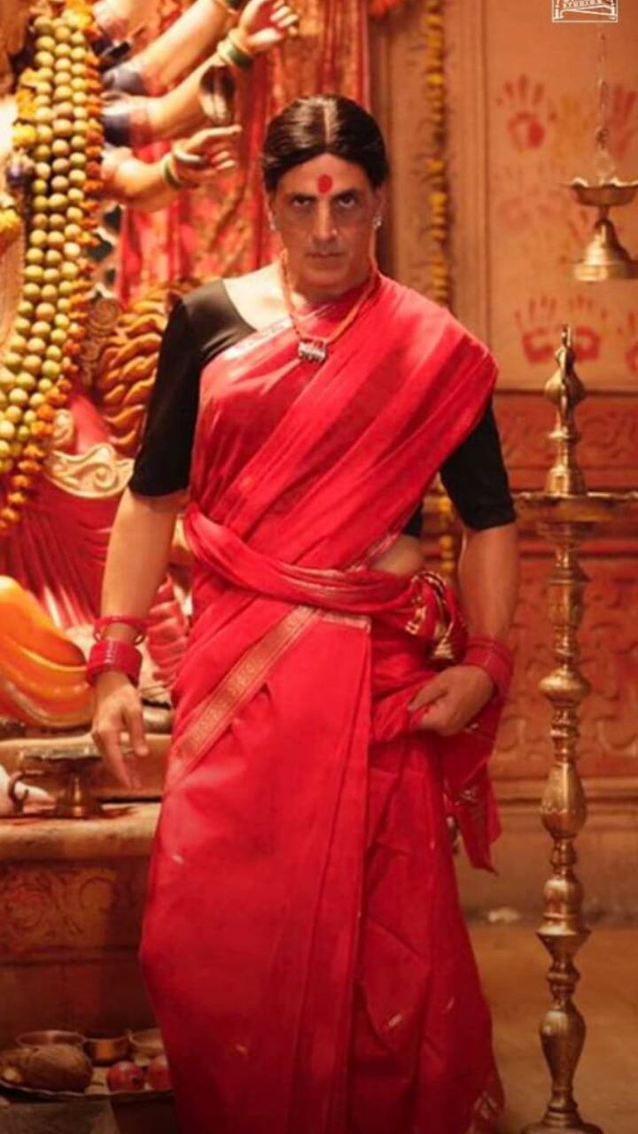 अक्षय कुमार- बॉलीवुड के खिलाड़ी अक्षय कुमार भी एक फिल्म में साड़ी पहने नजर आ चुके हैं. ये फिल्म थी ‘लक्ष्मी’. जो एक हॉरर कॉमेडी फिल्म थी. ये फिल्म ओटीटी पर रिलीज हुई थी.