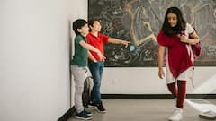 स्कूल में अगर आपका बच्चा बुली हो रहा है तो जानें इसे कैसे करें हैंडल