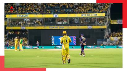 MS Dhoni received with thunderous applause by Chepauk crowd Andre Russell close ears CSK vs KKR IPL 2024 MS Dhoni-Russell: ব্যাট হাতে ধোনি মাঠে নামতেই জনগর্জন, আওয়াজের চোটে বাধ্য হয়ে কানে চাপলেন রাসেল
