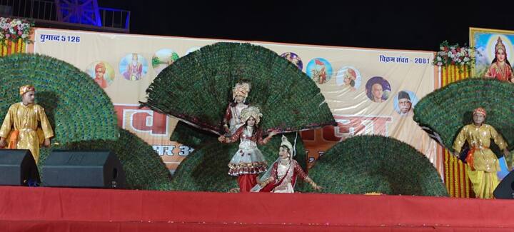 भारतीय वेशभूषा प्रतियोगिता में देशभर की सांस्कृतिक विरासत की झलक देखने को मिलीा.इस मौके पर शाम को दो लाख से अधिक दीपक प्रज्ज्वलित कर नववर्ष की पूर्व संध्या को आलोकित किया गया. विभिन्न संस्थाओं ने पाल पर सजाए दीपक को जब आलोकित किया तो पूरा तट रोशनी से सराबोर हो गया.