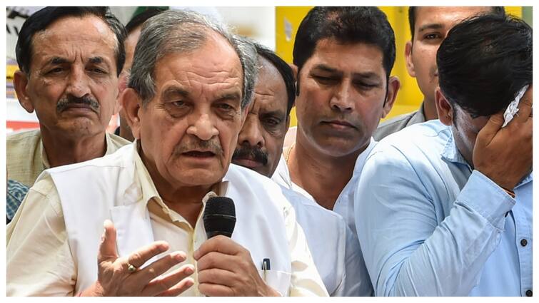 Birender Singh Deals Major Blow To BJP As Former Union Minister Switches To Congress Ahead Of Lok Sabha Polls Birender Singh Deals Major Blow To BJP As Former Union Minister Switches To Congress Ahead Of Lok Sabha Polls