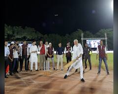 Rupala Photos: વિવાદો વચ્ચે રૂપાલાની જોરદાર બેટિંગ, સુરતમાં ક્રિકેટરો સાથે ક્રિકેટ મેચ રમતી તસવીરો આવી સામે.....