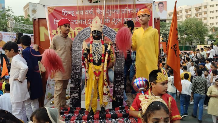 झांकियों की बात करे तो वैसे तो कई झांकियां निकली जिसमें महादेव, महाकाली, बच्चों द्वारा हवन, तलवार हाथ में लिए बच्चियां लेकिन सबसे आकर्षक दो झांकियां थी, जिसमें अयोध्या मंदिर को बनाया गया था.