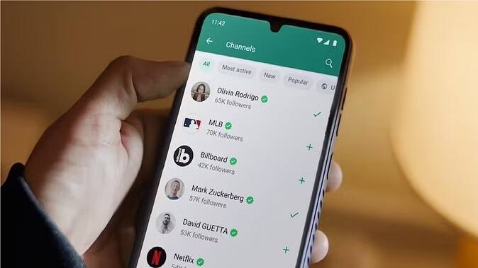 WhatsApp Video Feature: એક રિપોર્ટમાં કહેવામાં આવ્યું છે કે WhatsApp પર ટૂંક સમયમાં એક નવું ફિચર જોવા મળશે, જેમાં શેર કરેલા વીડિયોને પિક્ચર-ઈન-પિક્ચર મૉડમાં જોઈ શકાશે.