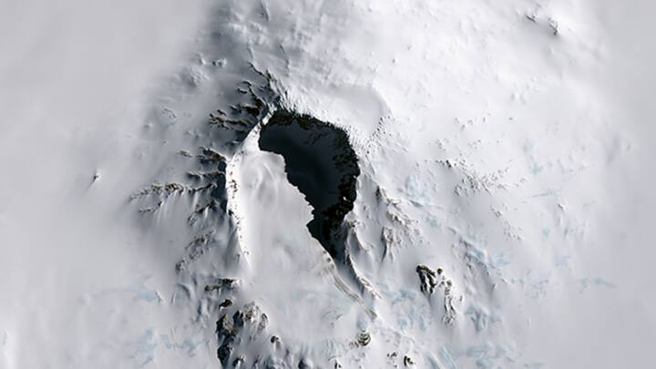 জানা গিয়েছে, পর্বতশৃঙ্গের উপর এই ধরনের লাভার হ্রদ সচরাচর চোখে পড়ে না। ওই হ্রদে গলিত পদার্থ রয়েছে। আন্টার্কটিকায় ওই গলিত লাভা কীভাবে তরল অবস্থায় রয়েছে, এখনও পর্যন্ত তা নিয়ে নির্দিষ্ট তথ্য দিতে পারেননি বিজ্ঞানীরা। ছবি: NASA.