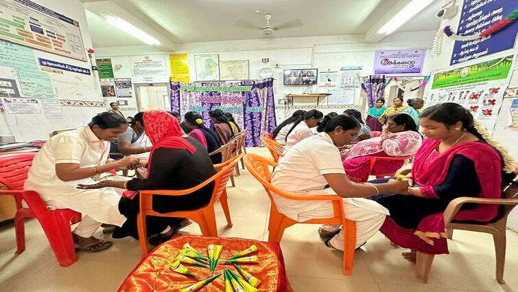 Lok Sabha Election 2024 Election awareness mehndi festival in Thanjavur with enthusiastic participation of pregnant women - TNN தஞ்சையில் கர்ப்பிணி பெண்கள் உற்சாகத்துடன் பங்கேற்ற தேர்தல் விழிப்புணர்வு மெஹந்தி திருவிழா 