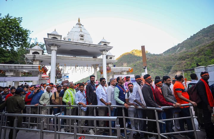 Pilgrims on their way to Mata Vaishno Devi shrine on the first day of the 'Chaitra Navratri' festival, in Katra, Reasi district. (Image Source: PTI)