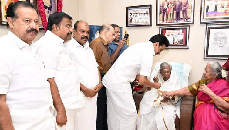 RM Veerappan Decided Burial Place Himself What Did He Say To CM MK Stalin RM Veerappan: அடக்கம் செய்யும் இடத்தை, தானே முடிவு செய்த ஆர்.எம்.வீரப்பன்: முதல்வர் ஸ்டாலினிடம் என்ன சொன்னார்?