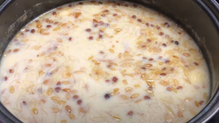 அகலமான கடாயை அடுப்பில் வைத்து அதில் 1 லிட்டர் கொழுப்பு நிறைந்த பாலை சேர்த்து சூடானதும், அதில் வறுத்த சேமியாவை சேர்க்க வேண்டும். சேமியாவை வேக விட வேண்டும்.பின் இதனுடன் கால் கப் சர்க்கரை சேர்க்க வேண்டும்.
