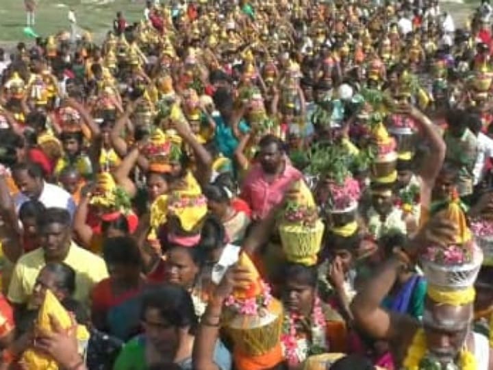 கரூர் முத்துமாரியம்மன் ஆலய பூக்குழி திருவிழா; திரளான பக்தர்கள் பங்கேற்பு