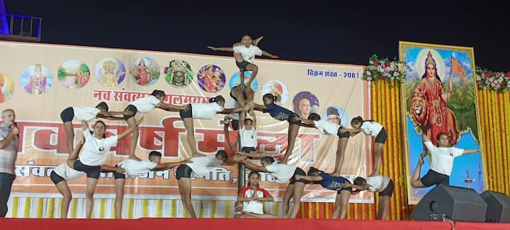 जिसमें रामधुन समेत बैंड की अलग-अलग विधाओं से मधुर स्वर लहरियां बिखेरी गई, जिसने श्रोताओं को आनंदित कर दिया. इसके बाद कथक नृत्य में द्रौपदी चीर हरण के दृश्य को जीवंत करते हुए भारत में नारी के महत्व को प्रतिपादित किया.