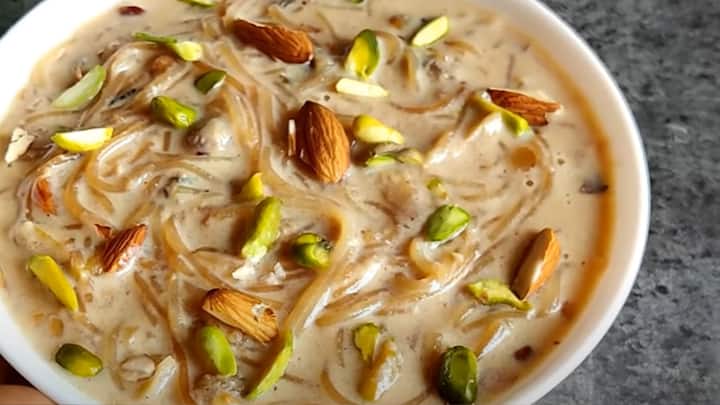 இப்போது அதே கடாயில் மீண்டும் ஒரு டீஸ்பூன் நெய் சேர்த்து அதில் 10 பேரீச்சைப் பழங்களை நீளவாக்கில் நறுக்கி சேர்த்து, 3 நிமிடங்களுக்கு நன்றாக வறுத்து தனியே எடுத்து வைத்துக் கொள்ளவும்.