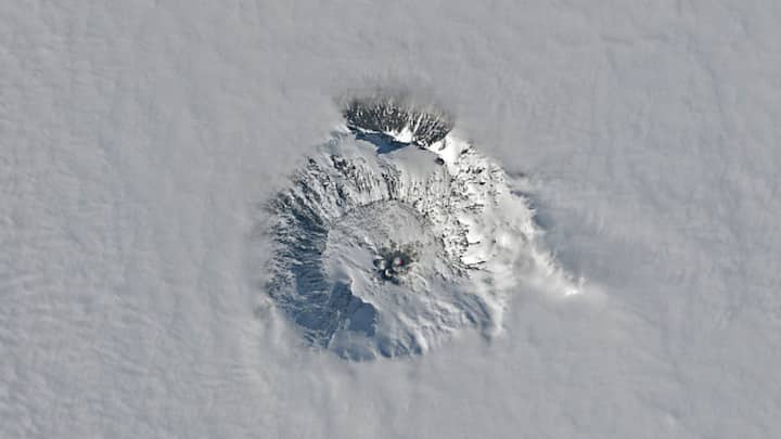 Active Volcanoes: যেটুকু নজরে আসে, তার বাইরেও রয়েছে অনেক কিছু। ছবি: NASA.